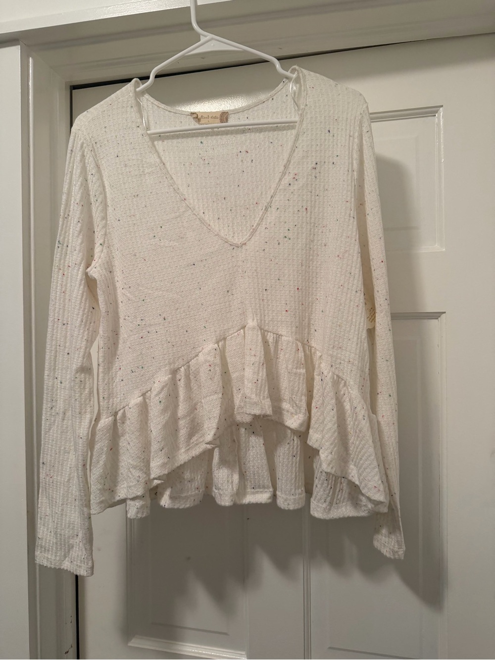 Altar'd State Cream V-Neck Ruffle-Hem Speckled Top